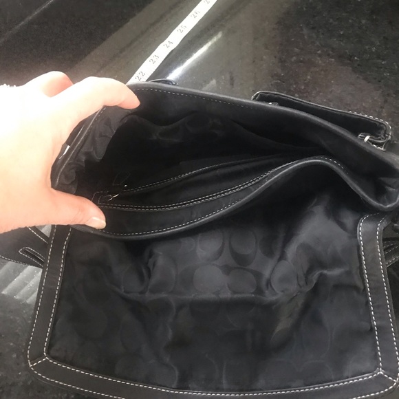 COACH 👆👜 Hamptons Leather with lots of Silver hardware EUC - Picture 4 of 8